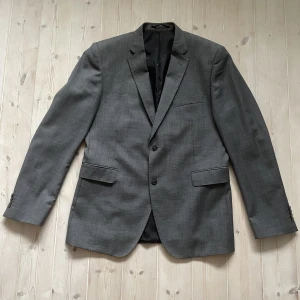 Grå kavaj - Jättefint skick, knappt använd.  tts m/l