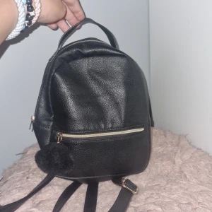 Liten ryggsäck - En ryggsäck använd max 3gånger! Helt svart och mycket plats! Kan tänka mig sänka priset lite!