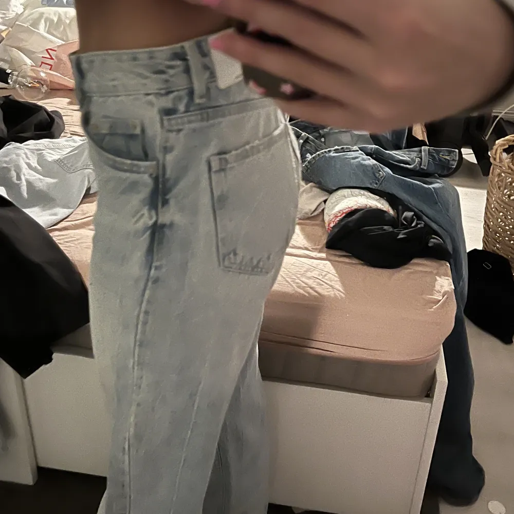 Raka jeans från Berskha, perfekt blå färg. Sitter som en smäck och kanppt använda. Aningens långa för mig som är 166 cm. . Jeans & Byxor.