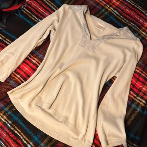 Y2k topp - Jättefin topp som inte kommer till användning längre, fick den från lin mamma som hade den på tidigt 200-tal, pris kan diskuteras och jag kan göra paketpris :)