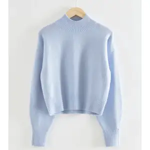 Superfin ljusblå stickad tröja från & Other Stories🩷den är i fint skick och har halvpolo! Storlek: M Köparen står för frakt🩷