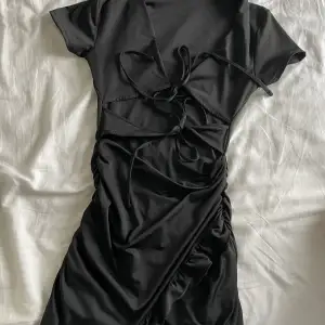 Klänning som ej är använd. Knyts framtill som visas på bilden. Sexig klänning som kan användas på utekväll. Storlek 36