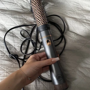 Värmeborste - Super bra värmeborste från OBH nordica💘 Super bra värme och har även en kall inställning. Huvudet är lite löst och kan lossna ibland men går lätt att sätta på!