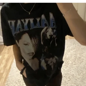 t-shirt me tryck  - mörkblå tshirt med tryck i mycke bra skick 