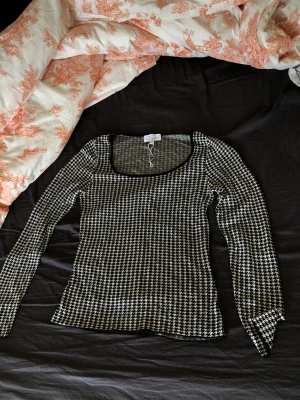 Långärmad tröja - Fint skick. Inte använd speciellt många gånger.