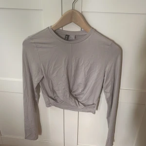 Tröja - Kortare långärmad med ett knyte där fram