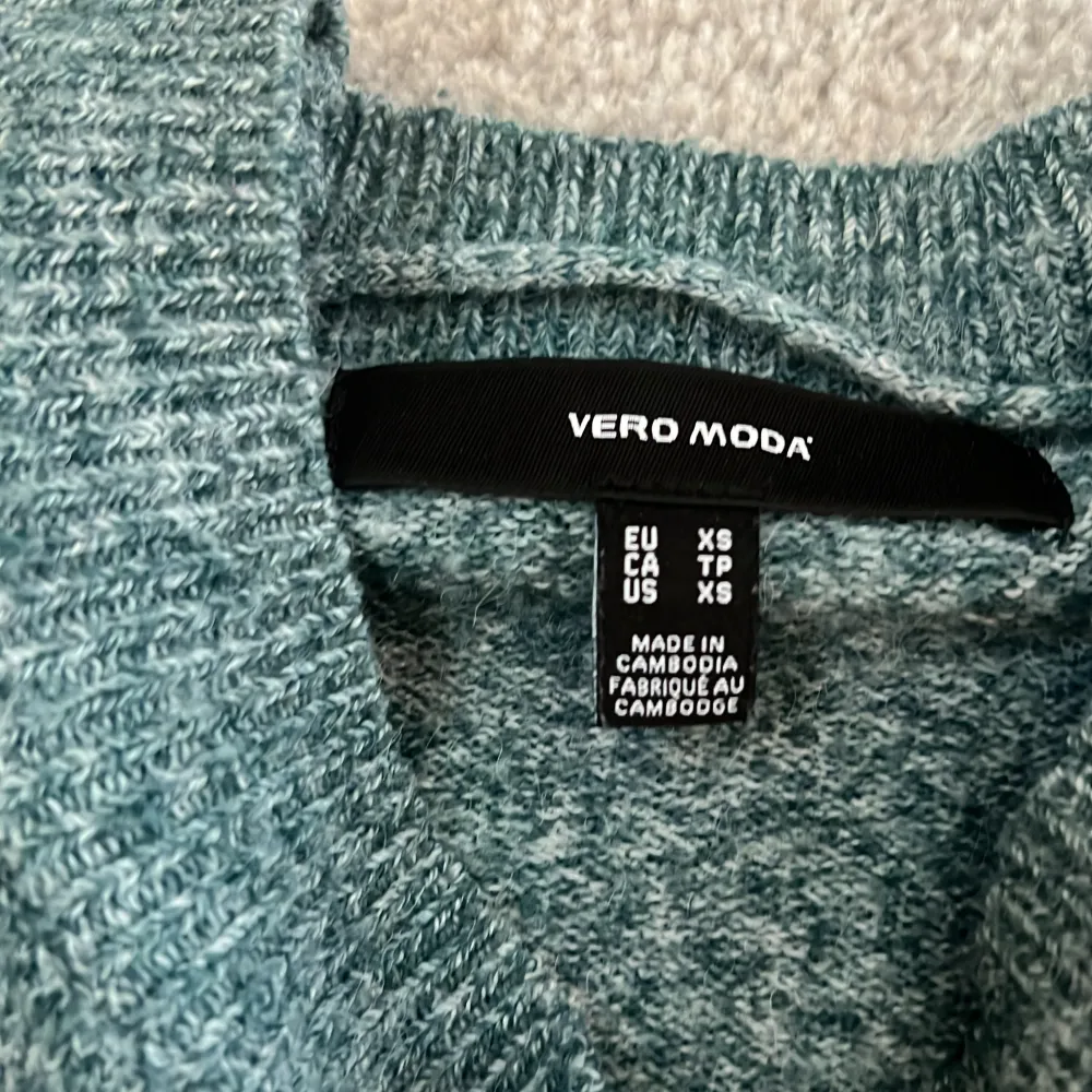 Säljer denna stickade tröja från veromoda i en grön/blå/grå färg, storlek xs. 80kr + frakt!🙌🏼  Står ej för postens slarv, köparen står för frakt❤️. Stickat.