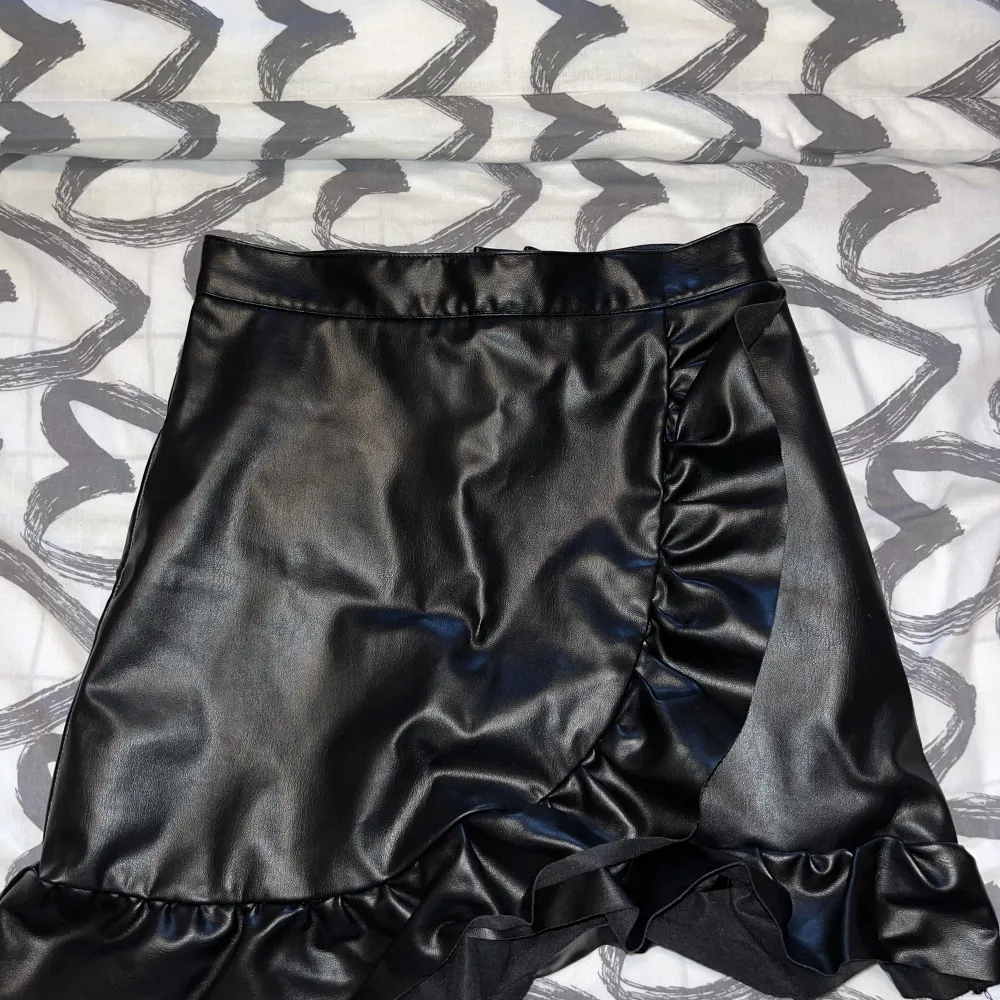 H&M skirt, worn twice, like a new, size 34. Kjolar.
