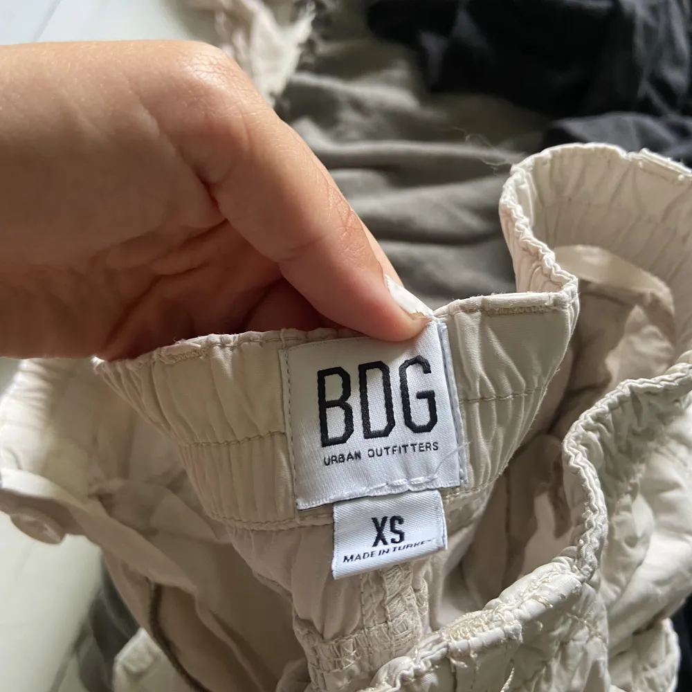 Beiga Lågmidjade cargopants. Säljer dessa då de de inte kommer till så mycke användning. Storlek xs, passar mig som är en 34/36. Nypris 800,  De är i nyskick💗(första bilden är lånad) . Jeans & Byxor.