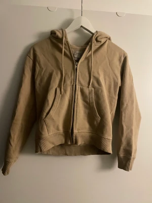 Kofta Urban outfiters - Säljer denna kofta från Urban outfitters då ja gjort en stor rensning !! 