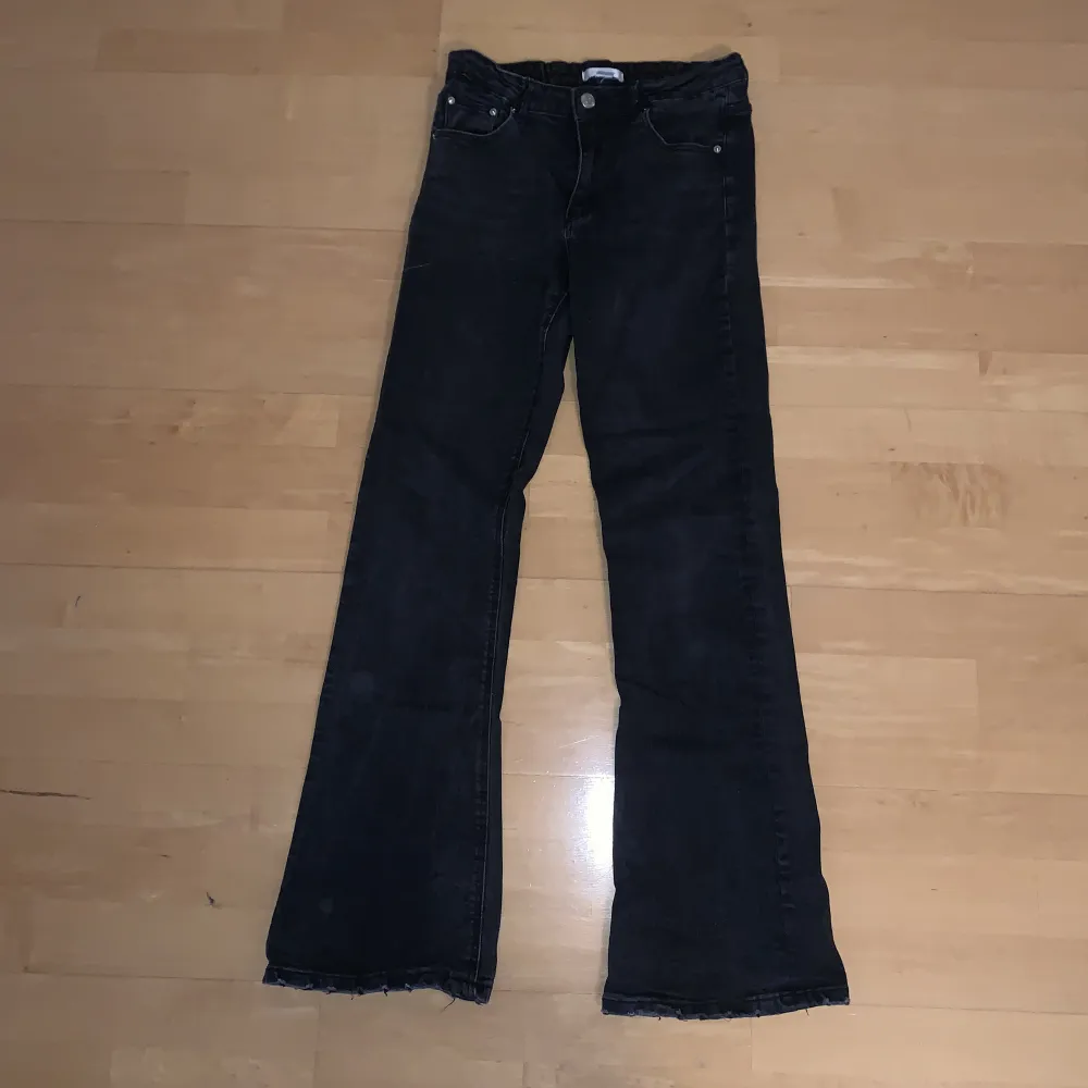 Säljer dessa svarta  bootcut jeans från Gina tricot då dom är för små💕. Jeans & Byxor.