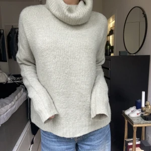 Stickad polo - Mysig hösttröja, sparsamt använd, inte nopprig eller stickig. Storlek S men är oversized💛