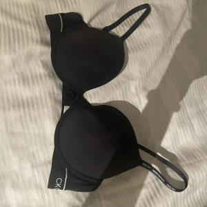 Calvin Klein push up bh - Säljer den här Calvin Klein push up bh:n. 💖Nyskick o helt oavnvänd. Storlek 80C. Kostar vanligtvis 549kr.✨✨