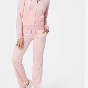 Juicy couture dress i färgen rosa Storlek M i både tröja och byxa Använt 2-3 gånger, säljer pga ingen användning.  Snabb affär går pris att diskutera 