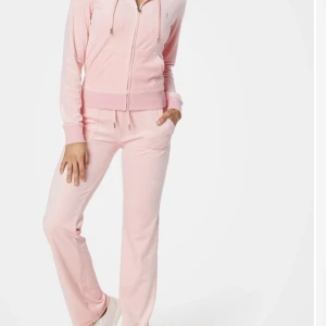 Juicy couture dress - Juicy couture dress i färgen rosa Storlek M i både tröja och byxa Använt 2-3 gånger, säljer pga ingen användning.  Snabb affär går pris att diskutera 