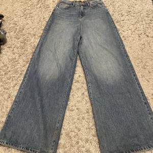 Blåa wide leg jeans i storlek medium men skulle säga att de passar som small. Säljs då de inte kommer till användning. 