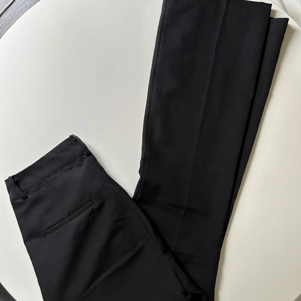 svarta kostymbyxor från bikbok i modellen VILMA storlek 36 har 2 par, säljer mina och min kompis. Jeans & Byxor.