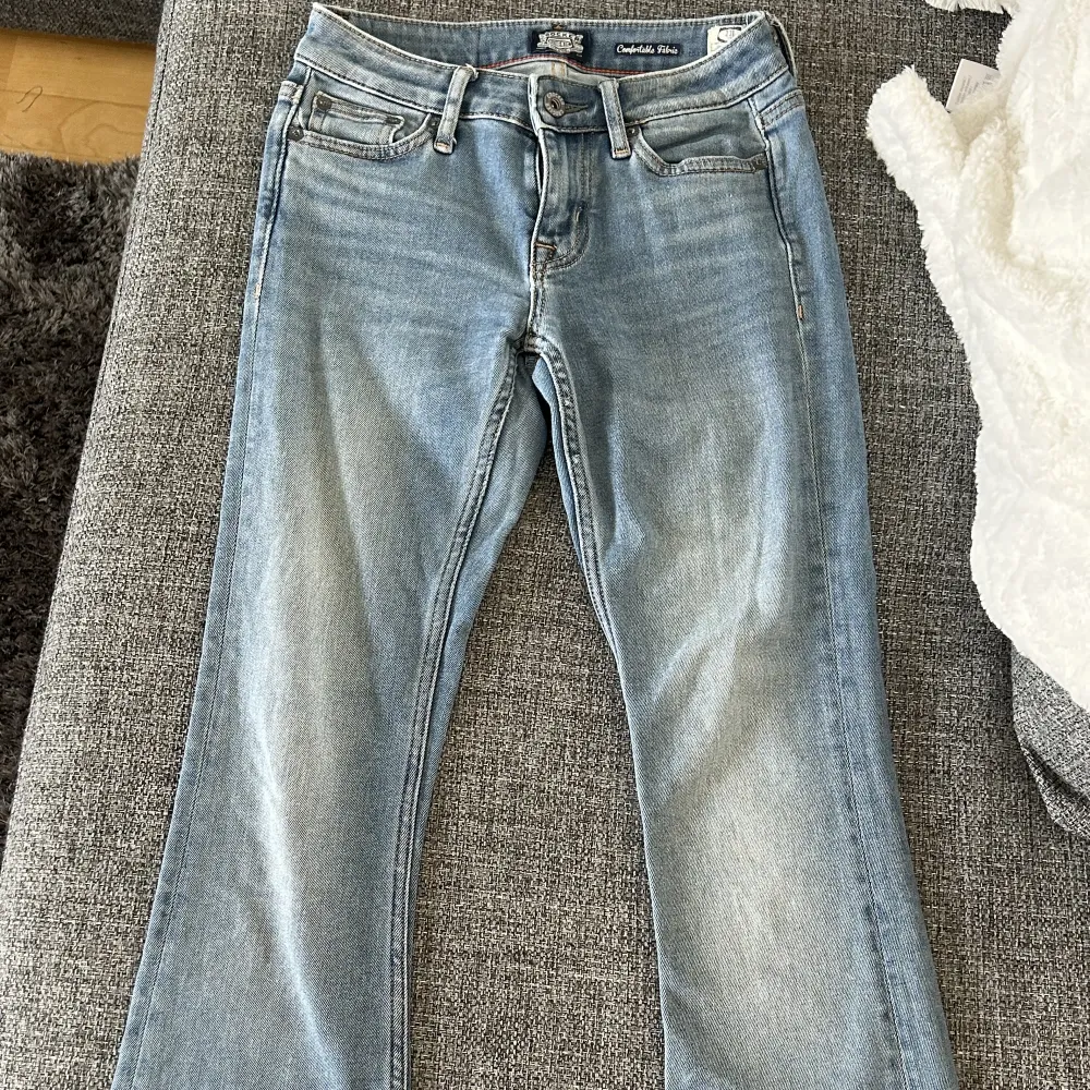 Otroligt snygga blå lågmidjade bootcut jeans!! Liknar dessa från första sidan!!. Jeans & Byxor.