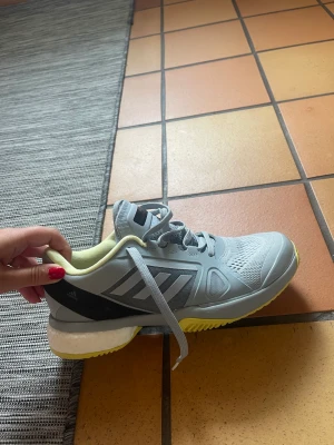 Träningsskor - Helt sprillans nya oanvända adidas träningsskor som tyvärr var försmå för mig. Köpte för närmare 1000 kr men säljer nu för 200 kr😍