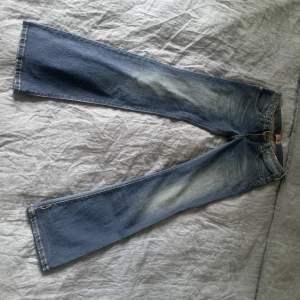 säljer dessa fina lågmidjade jeans med bootcut då de har blivit för små för mig 