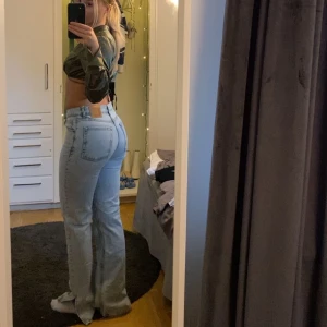 Jeans  - Jeans med slits från Bikbok, knappt använda då dom blivit för små🤍🤍jeansen har slits och är ganska långa så skulle säga att dom passar bra om man är lite längre🤍🤍är 164🤍nypris är 499kr
