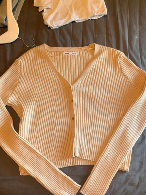 Stickat tröja - Hade köpt den på second hand men har aldrig använd den. Den är i storlek xl men är väldigt liten i storlek så skulle säga att den är storlek m. 
