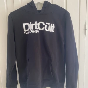 Dirtcült hoodie  - Svart hoodie i str L, de är oftast små i str. Använts ett fåtal ggr och säljs för kommer aldrig till användning. 