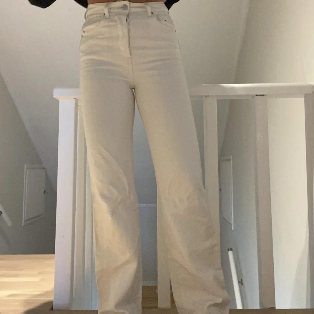 Ljusbeige/offwhite jeans från bikbok i modellen Regular wide. Passar bra på mig som är 165 men säljer då de är lite små i midjan på mig. Jeans & Byxor.