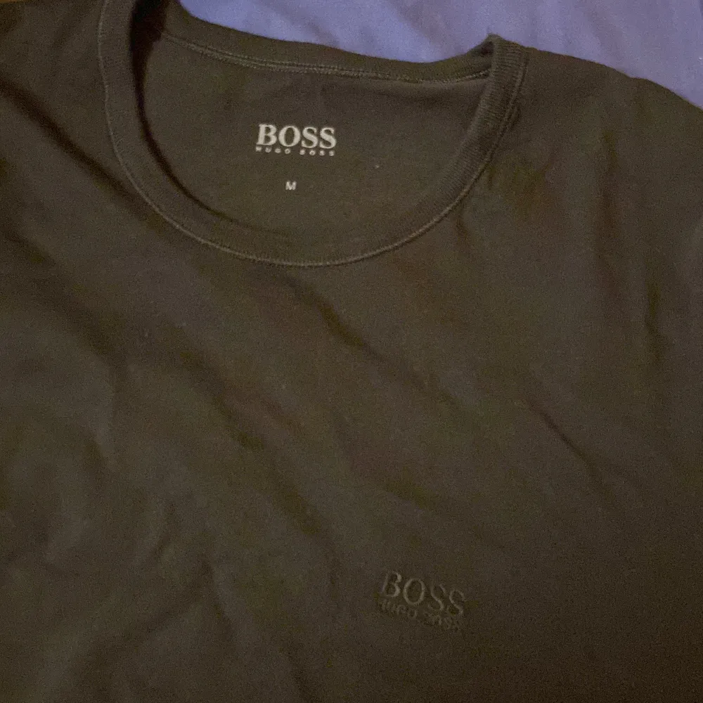 Hugo Boss T-shirt i storlek M. Helt ny och aldrig använd. Finns inga hål eller märken. . T-shirts.