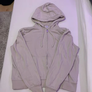 beige luvtröja - En beige luvtröja från hm som är lite oversized❤️Hör av dig om du har några frågor! :)