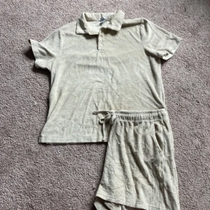 Frotté sett - Skönt frotté sett🤩 Xl i shorts  L i tröja  Tar endast Swish och postar så snabbt som möjligt!💕