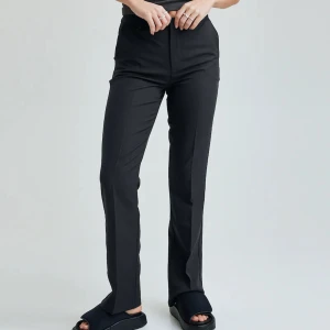 Kostymbyxor bikbok - Säljer mina kostymbyxor från bikbok! Använder aldrig då de är förstora, är i bra skick!💘💘