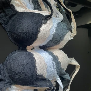 Bh - Säljer dessa fem helt nya push up behåar ifrån Lindex. Jättefina oanvända behåar som liknar behåarna ifrån INTIMISSIMI. Modellen heter Malva. Nypris är 350 kronor.  Säljer dom för 250 kronor styck. Dom som är kvar är Rosa - 80C, Rosa - 80B, vit - 80A