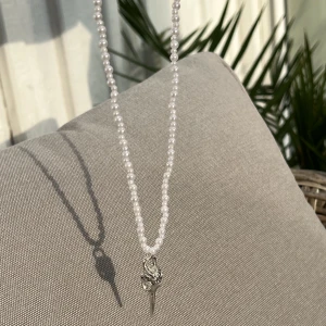 Pärlhalsband  - Pärlhalsband med hänge🤍 89 kr/st              Halsbandets längd: 40 cm Berlocken: 4 cm              Betalning sker via swish, frakten kostar 15 kr!