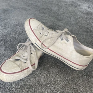 Converse - Vita converse, säljer billigt då dem är ganska smutsiga, har inte tvättat dem💕💕