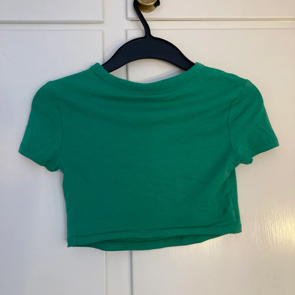 Säljer denna gröna t-skirt från h&m✨. T-shirts.