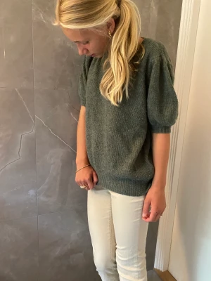 Grön tröja med puffärmar  - Grön stickad tröja med puffärmar från Vero moda 