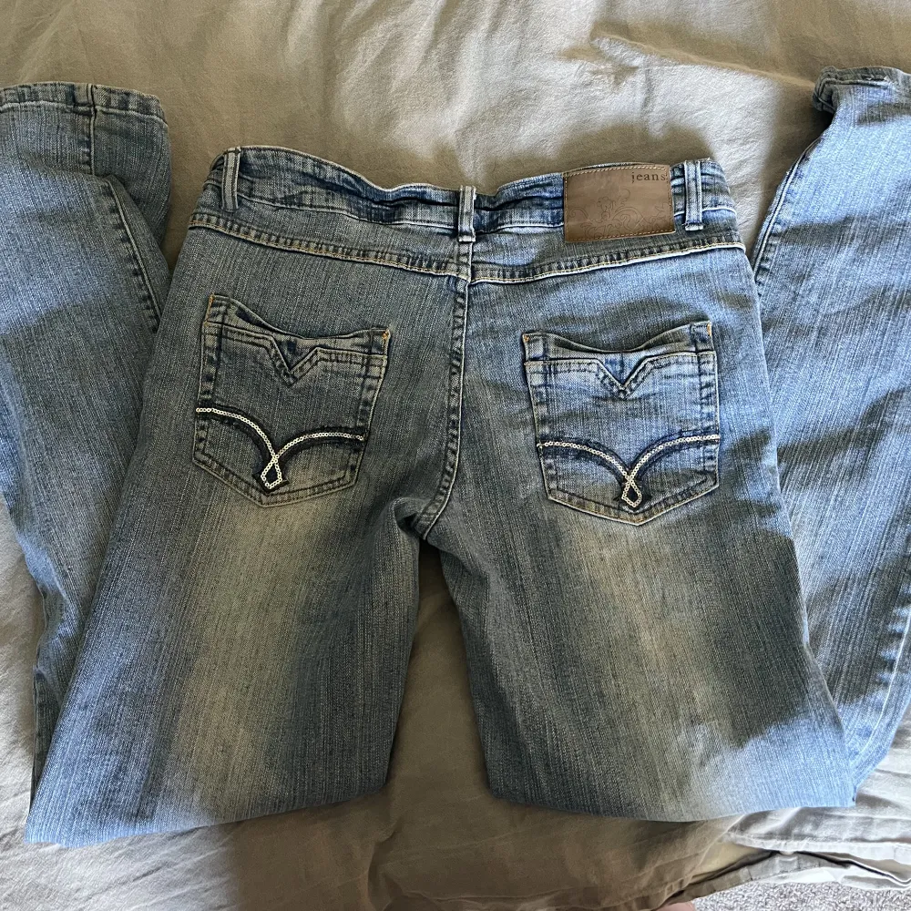 Jättefina jeans med glitter detaljer på fickan därbak😻. De är köpta second hand och står ingen storlek men skulle gissa att de är S. Säljer då de inte kommer till användning för mig!!. Jeans & Byxor.