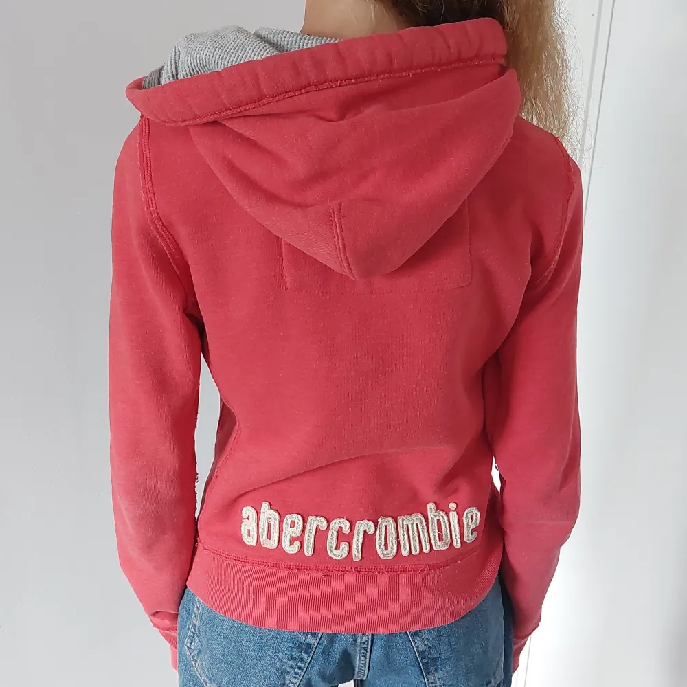 Ambercrombie and Fitch röd hoodie. Klassisk stil och tryck, superskön. Storlek medium men passar xs och s.. Hoodies.