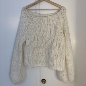 Stickad tröja - Säljer denna mysiga stickade tröjan✨Egengjord i hyfsat skick, skulle säga att den är båtringad, Aldrig använd 💕