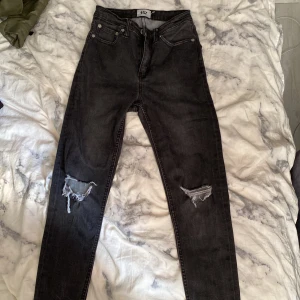 Svarta skinny med hål från Lager 157 - Hej, säljer mina svarta skinny jeans från lager 157. Knappt använda då jag inte tycker om dom. Hör av er vid frågor eller bilder🤍