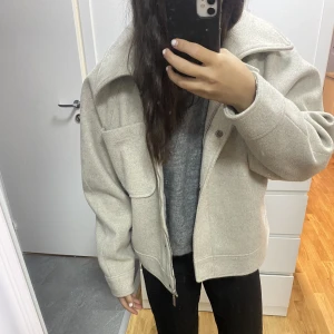 Kappa - Kappa i bra skick. Köptes i våras för 600kr (har bildbevis) och säljer nu för 349kr. Använd fåtal gånger. Säljer pga att den inte kommer till användning längre. Slutsåld överallt. Perfekt beige kappa inför hösten.