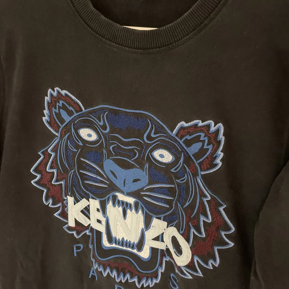 Äkta Kenzo Sweatshirt. Använd i ett år sen bara luggit oanvänd i gaderoben i typ 1 år.. Hoodies.