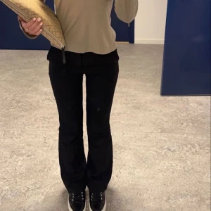 Lågmidjade kostymbyxor  - Säljer dessa as snygga kostymbyxorna då jag har flera liknande par. De är sjukt sköna och passar verkligen till allt.❤️
