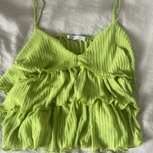 Grön volang tröja  - Säljer denna skit snygga volang topp som passar till allt!!