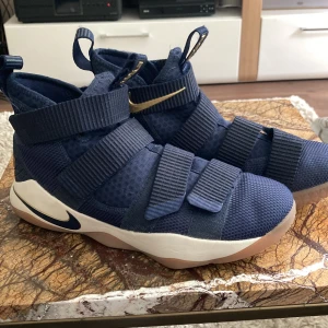 Nike Lebron Soldier II - Nike Lebron Soldier II  Bastekskor i bra skick! Har dock varit använda