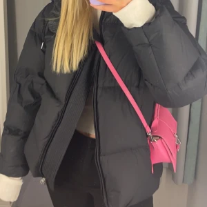 Rosa axelväska  - Rosa axelremsväska från H&M, använd ett fåtal gånger så jättebra skick. Skriv gärna för fler bilder!😊