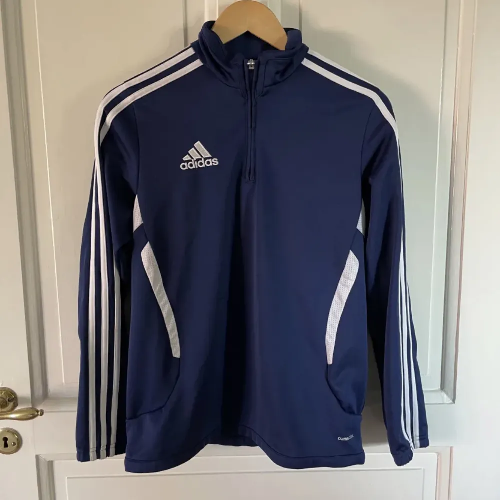 Vintage sportig adidas tröja! Marinblå med vita ränder ⚡️⚡️. Tröjor & Koftor.