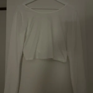 Rygglös topp - (Tryck inte på direkt) jättesöt Rygglös topp som knyts i nacken, storlek står ej men skulle tro att den är i storlek M❤️