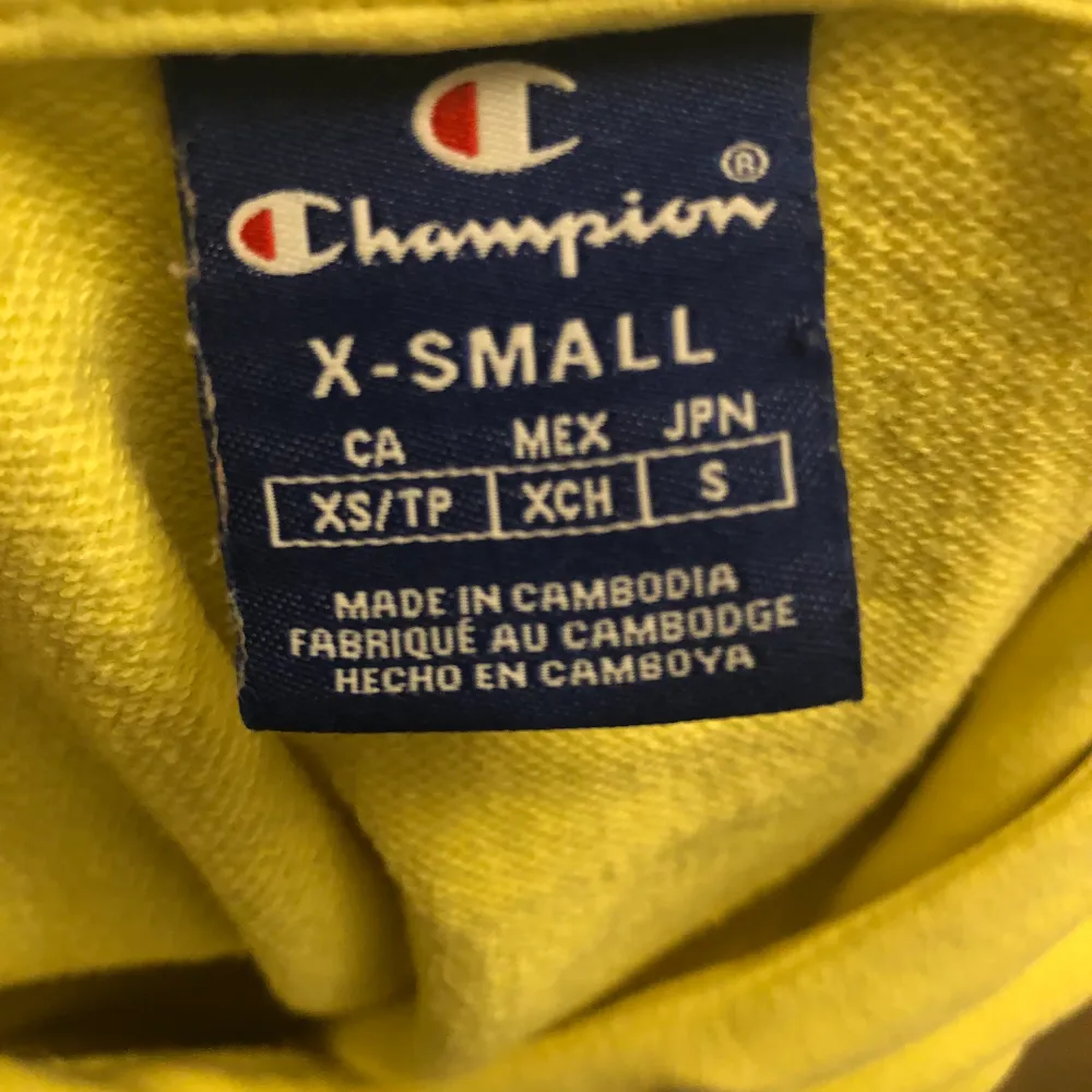 En gul Champion hoodie i storlek xs. Använd en del men i bra skick. Nypris 749kr. Priset kan förhandlas. . Hoodies.